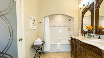 Combined shower/bathtub, hair dryer, towels