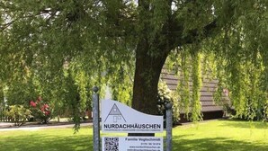 Señal de NURDACHHAUSCHEN con datos de contacto y una dirección web.