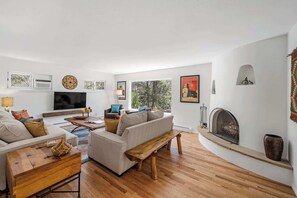 Televisie, een open haard en een kantoor