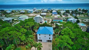 Un quartier résidentiel situé sur la côte, avec des maisons, une piscine et une vue sur l’océan.