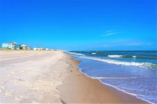 ⭐New Listing Discount⭐ Spacious Oasis ~ ☀️3 Block Walk to Beach ~ 🔥🛁Hot Tub