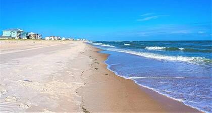 ⭐New Listing Discount⭐ Spacious Oasis ~ ☀️3 Block Walk to Beach ~ 🔥🛁Hot Tub