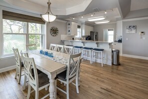 Dining - ⭐New Listing Discount⭐ Spacious Oasis ~ ☀️3 Block Walk to Beach ~ 🔥🛁Hot Tub (Saint George Island)