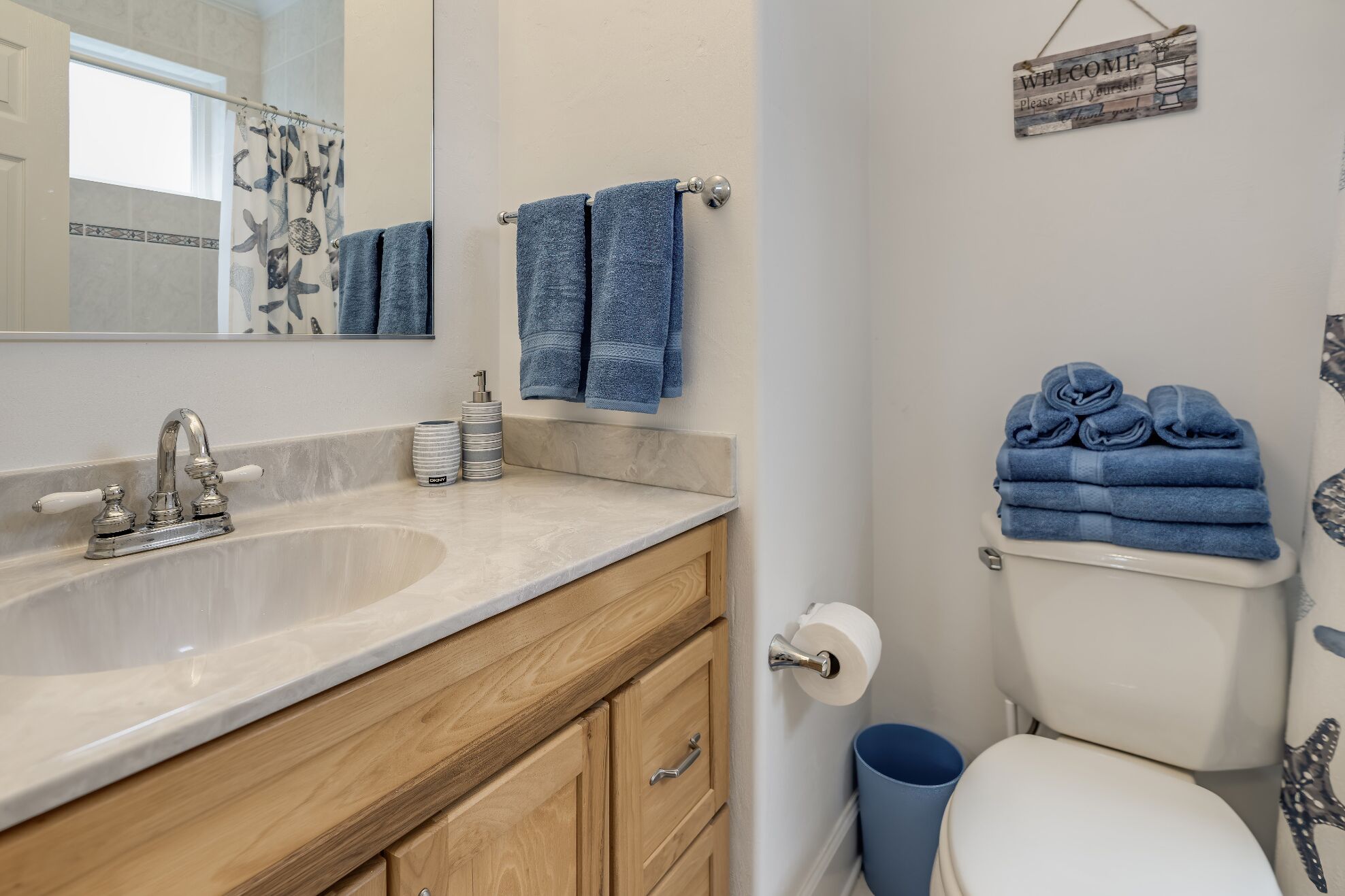 Une salle de bain avec un lavabo, un meuble-lavabo et des toilettes.