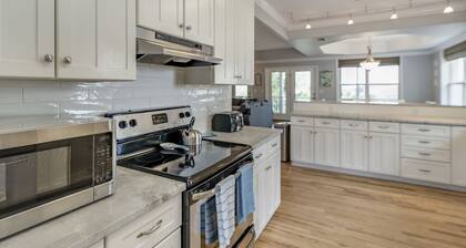 âNew Listing Discountâ Spacious Oasis ~ âïž3 Block Walk to Beach ~ đ„đHot Tub