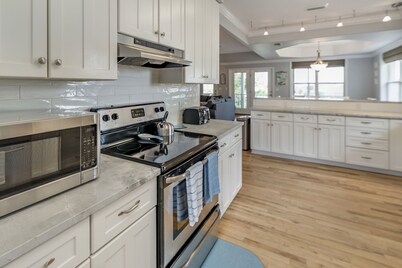 ⭐New Listing Discount⭐ Spacious Oasis ~ ☀️3 Block Walk to Beach ~ 🔥🛁Hot Tub