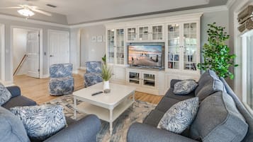 Una Smart TV, un reproductor de DVD, libros, una videoteca