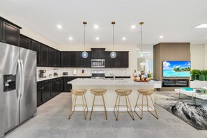 Fridge, microwave, oven, stovetop - Marvellous Mansion on Windsor Island Resort, Orlando Mansion 5659 (Orlando)