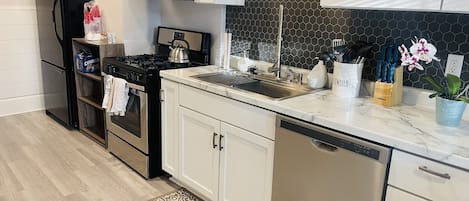 Refrigerador, microondas, horno y parrilla de estufa