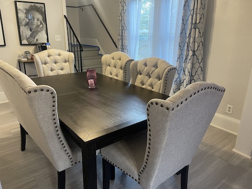 Spacious 3BR Duplex Near Downtown St Paul, 65” TV, Parking, Work Space