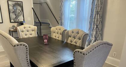 Spacious 3BR Duplex Near Downtown St Paul, 65” TV, Parking, Work Space