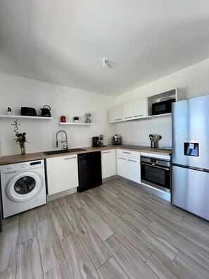 Kühlschrank, Mikrowelle, Ofen, Herdplatte