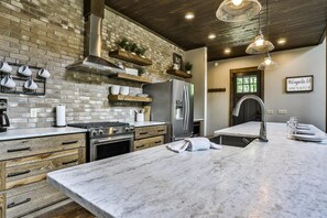 Fridge, oven, stovetop, dishwasher