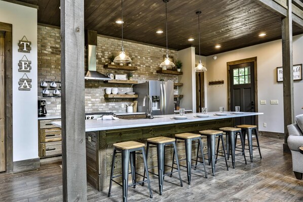 Fridge, oven, stovetop, dishwasher - FightingTown Escape | Blue Ridge, GA (McCaysville)