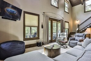 Smart TV, fireplace - FightingTown Escape | Blue Ridge, GA (McCaysville)