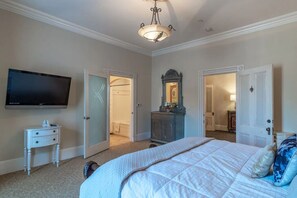 1 bedroom, WiFi, bed sheets - Romantic King Suite•Courtyard View•Near Monterey (Salinas)