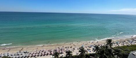 En la playa, camastros y toallas de playa