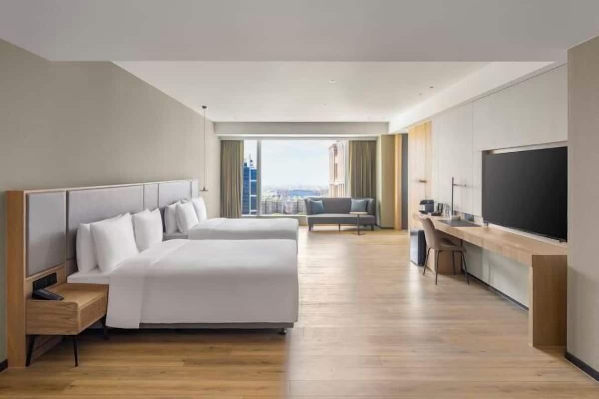 Minibar, in-room safe, laptop workspace, blackout drapes