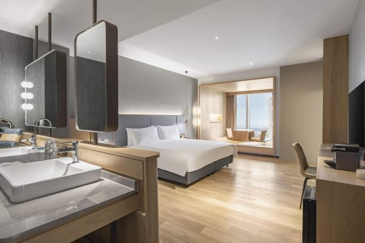 Minibar, in-room safe, laptop workspace, blackout curtains