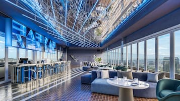 3 restaurantes; se sirven desayunos, almuerzos, cenas y cocina japonesa