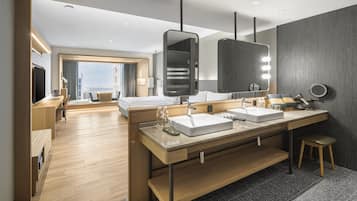 Máy sấy tóc, dép đi trong nhà, khăn tắm, dầu gội