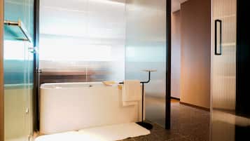 Executive Double Room | Bathroom | Hair dryer, slippers, towels, shampoo