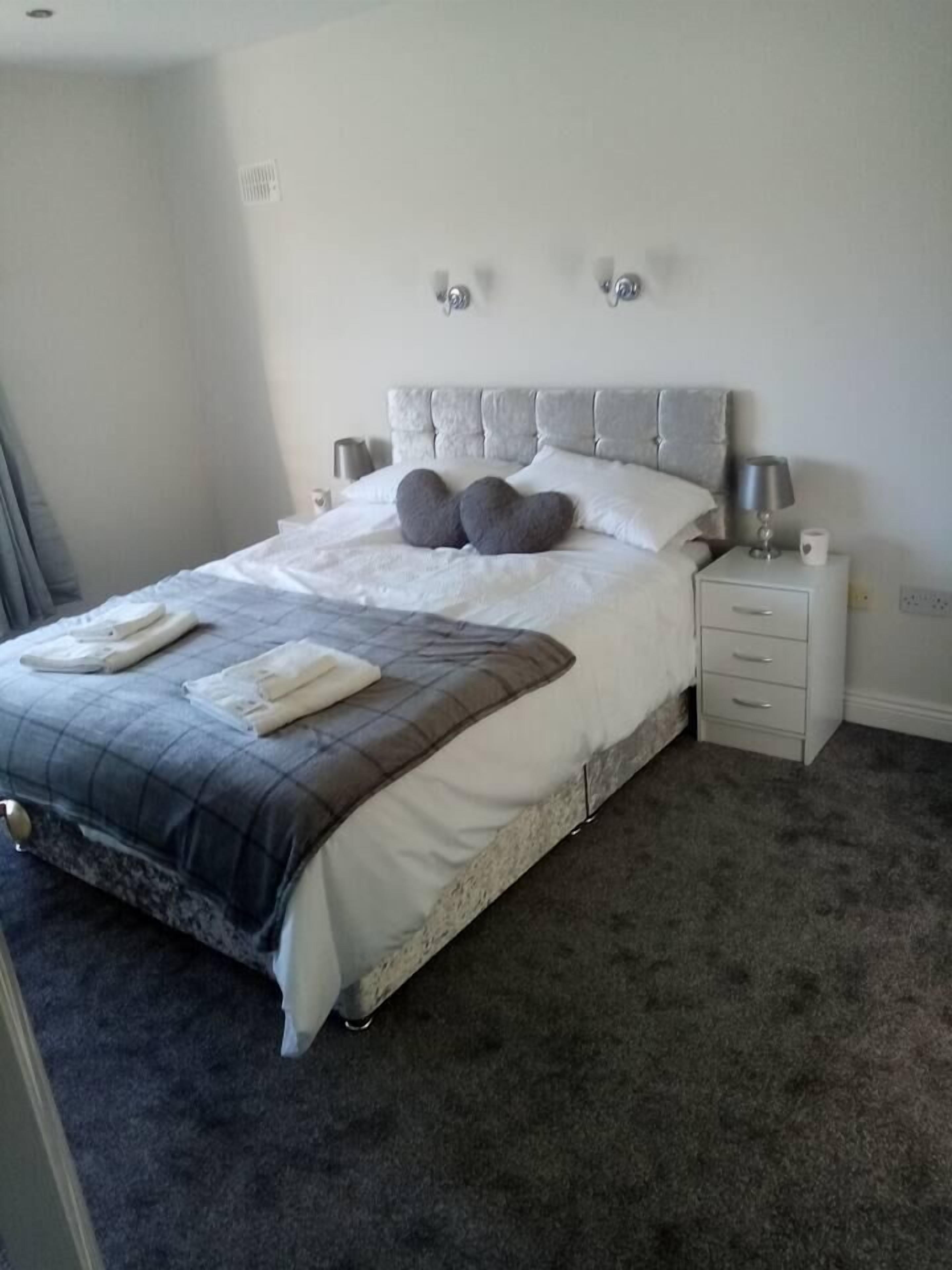 4 bedrooms, iron/ironing board, WiFi, bed sheets