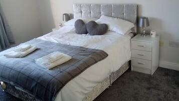 4 bedrooms, iron/ironing board, WiFi, bed sheets