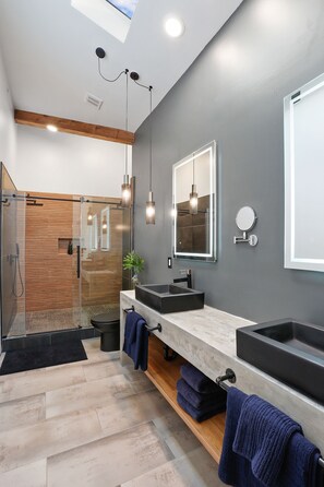 Shower, hair dryer, towels, soap - Hidden Oasis With Private Pool - Near FQ (New Orleans)