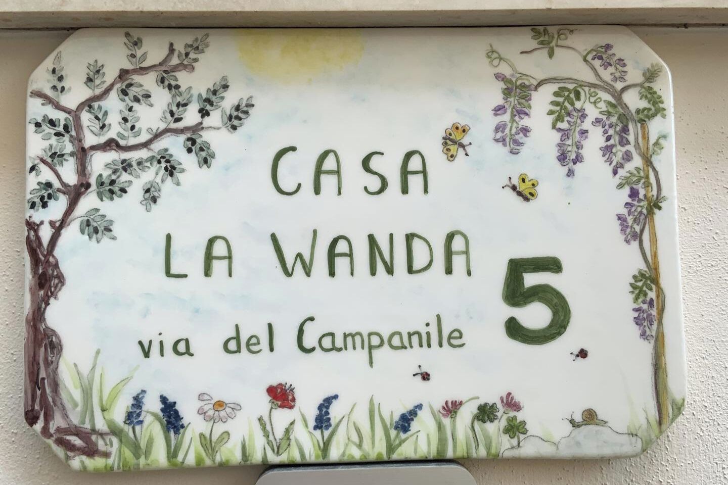 Une plaque de maison portant l’inscription « CASA LA WANDA 5 via del Campanile ».