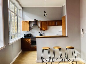 Fridge, microwave, oven, stovetop - Apartment with City Views - Sleeps 3 (Edinburgh)