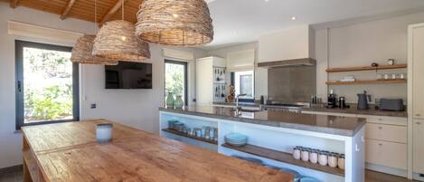 Køleskab, ovn, opvaskemaskine, kaffe-/temaskine