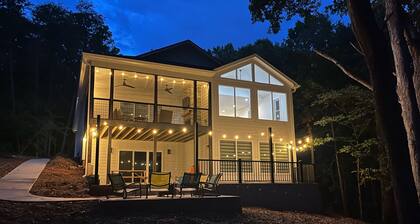 Lakefront home w/covered dock*Pool table*Kayak/SUP*11mi to Clemson*Hot tub