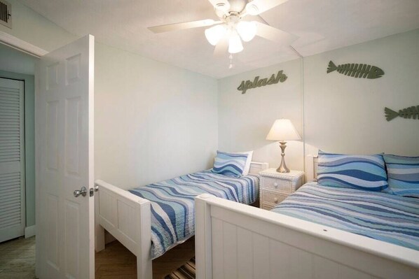 2 عدّة غرف نوم ومكواة/لوح كي وواي فاي مجانًا وملاءات أسرّة