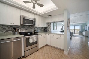 Frigorífico, microondas, horno y placa de cocina