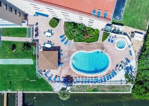 Una piscina al aire libre, una piscina climatizada