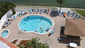 Zona de piscina con sillas de descanso y una piscina pequeña.