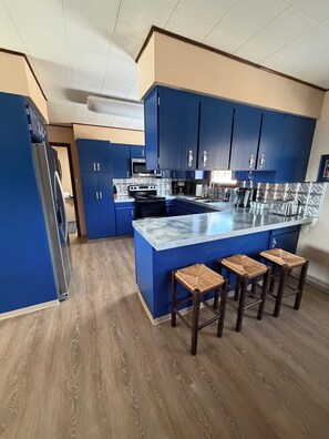 Refrigerador, microondas, horno y parrilla de estufa 