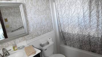 Duschwanne, Haartrockner, Handtücher, Seife