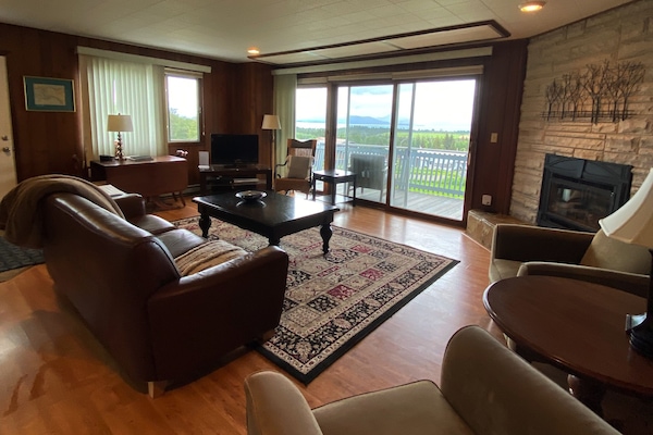 Smart-TV, peis, DVD-spiller og bøker