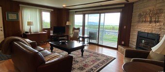 HomerHouse907 Family Friendly-5BR, 3BA, close to town. Huge yard, great stay!