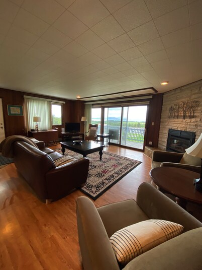 HomerHouse907 Family Friendly-5BR, 3BA, close to town. Huge yard, great stay!
