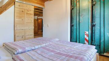 1 bedroom, free WiFi, bed sheets