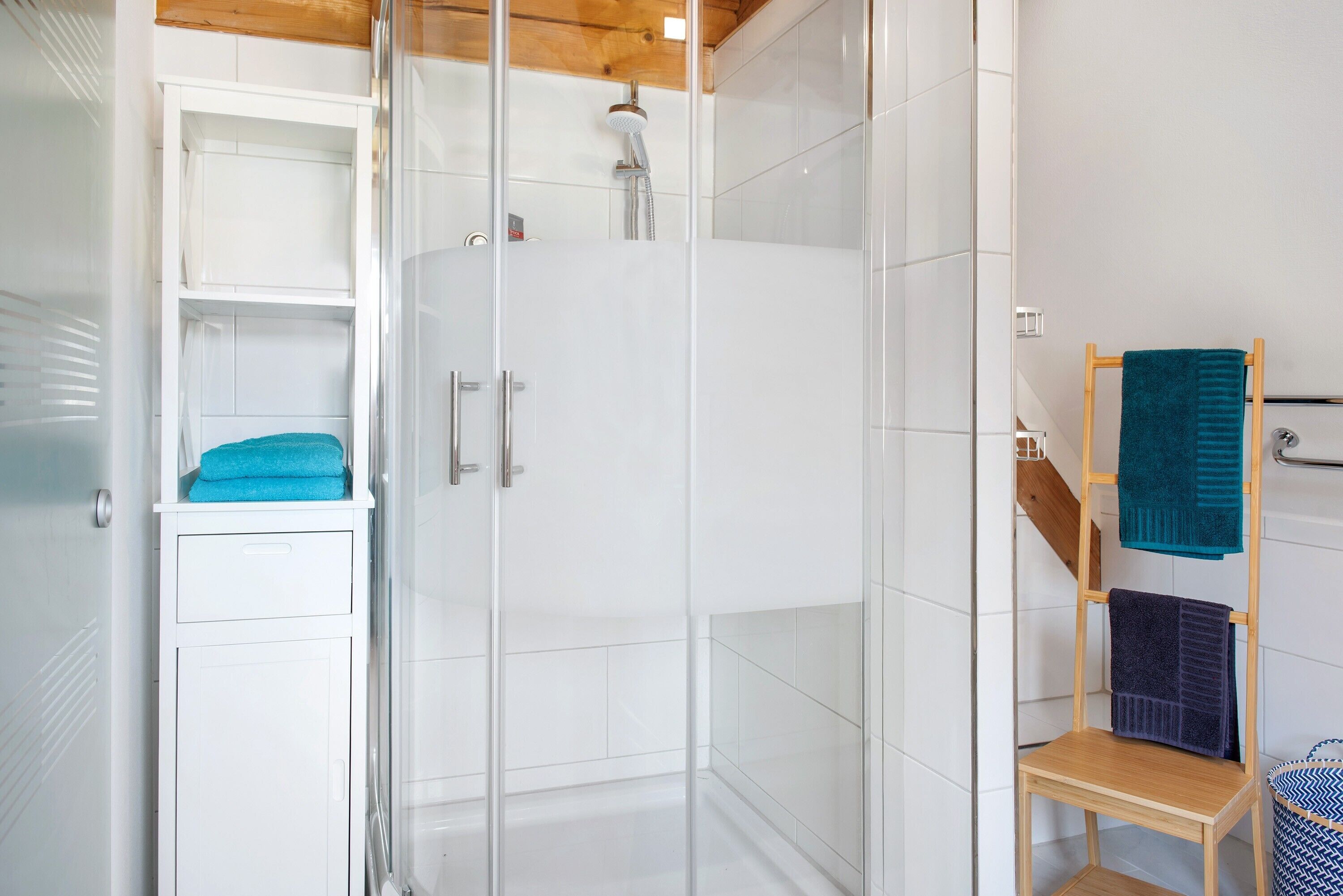 Dusche, kostenlose Toilettenartikel, Haartrockner, Handtücher