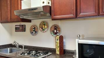 Refrigerador, microondas, parrilla de estufa y cafetera y tetera