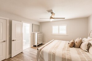 3 Schlafzimmer, Schreibtisch, Bügeleisen/Bügelbrett, Reisekinderbett