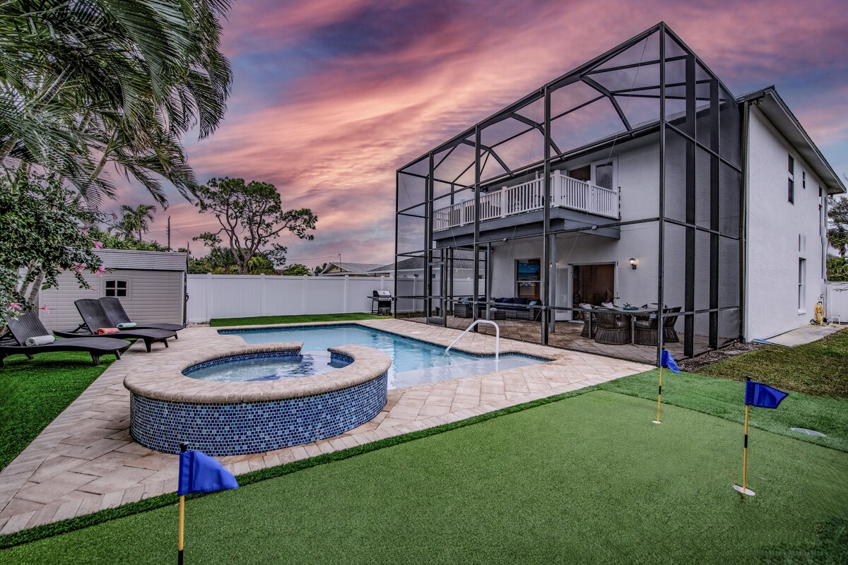 Spacious 2-Story Villa with Pool & Putting Green