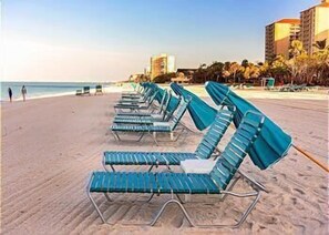 On the beach - Great Location, Pool, Enclosed Lanai Dining Area, Bright and Fun! (Naples)