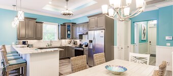 Great Location, Pool, Enclosed Lanai Dining Area, Bright and Fun!