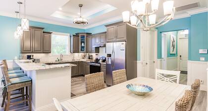 Great Location, Pool, Enclosed Lanai Dining Area, Bright and Fun!